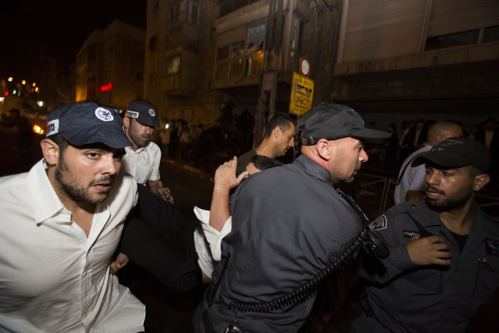 תיעוד: בלשים "חרדים" עוצרים מפגינים חרדים