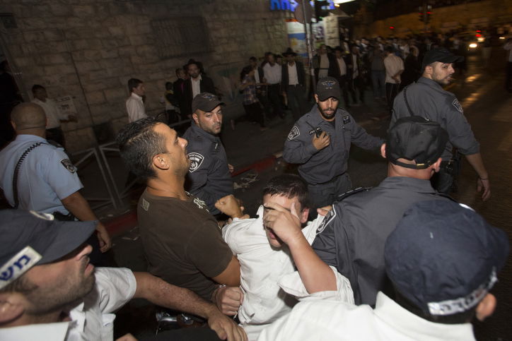 תיעוד: בלשים "חרדים" עוצרים מפגינים חרדים