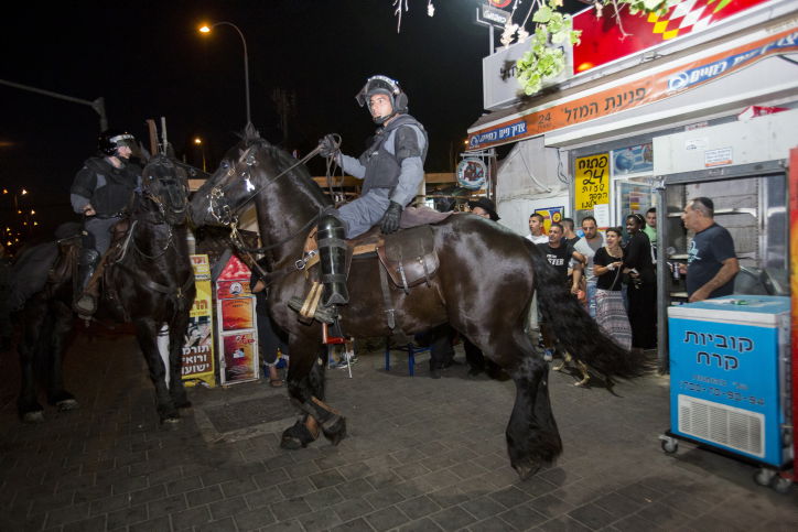 תיעוד: בלשים "חרדים" עוצרים מפגינים חרדים