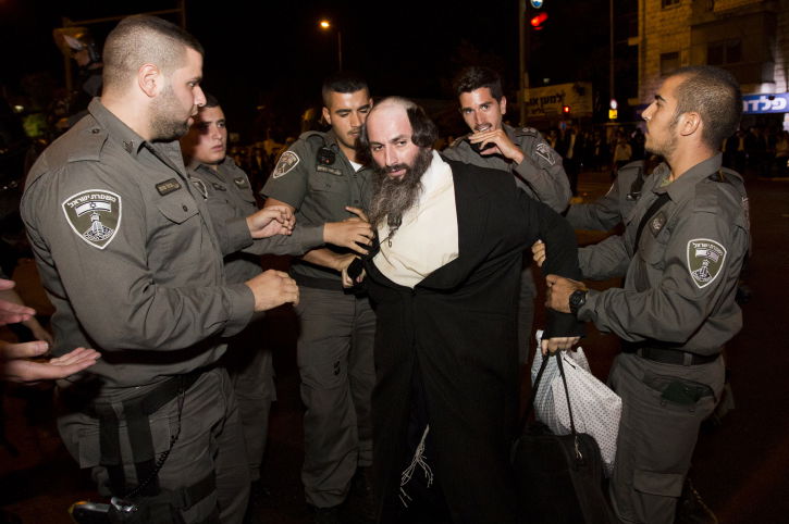 תיעוד: בלשים "חרדים" עוצרים מפגינים חרדים