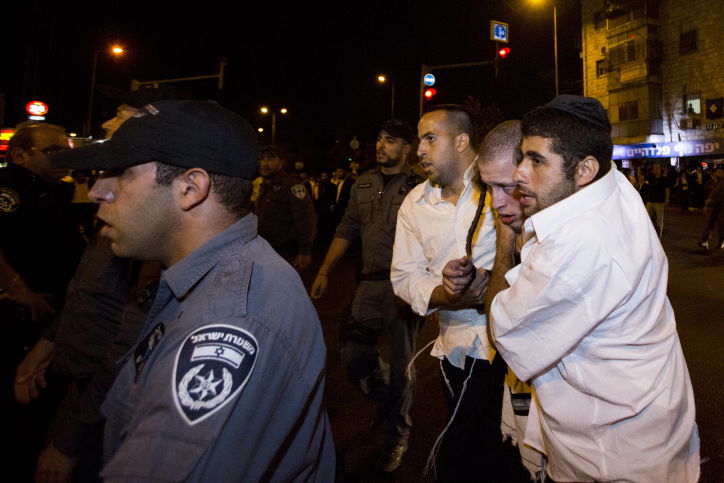 תיעוד: בלשים "חרדים" עוצרים מפגינים חרדים