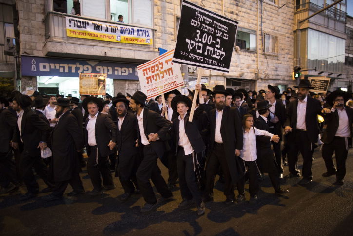 תיעוד: בלשים "חרדים" עוצרים מפגינים חרדים