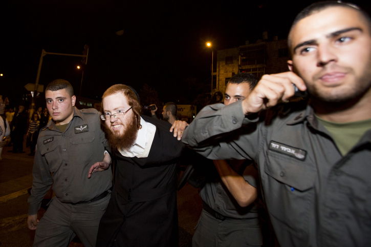 תיעוד: בלשים "חרדים" עוצרים מפגינים חרדים