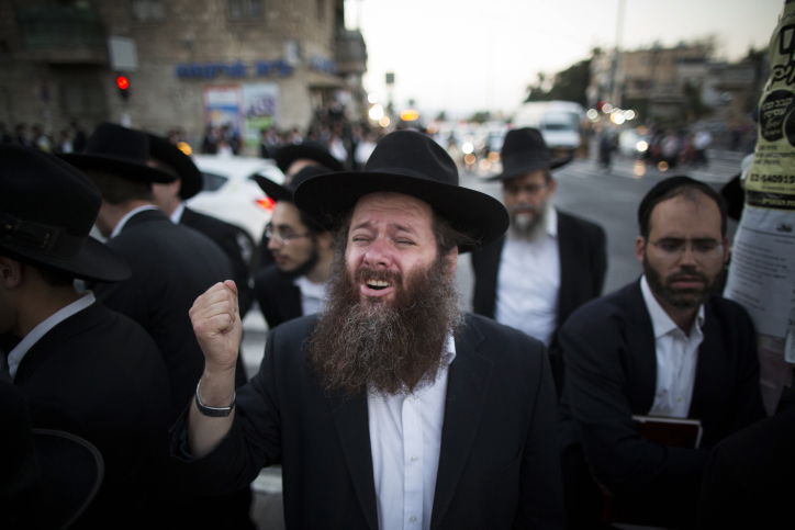 תיעוד: בלשים "חרדים" עוצרים מפגינים חרדים