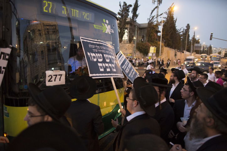 תיעוד: בלשים "חרדים" עוצרים מפגינים חרדים