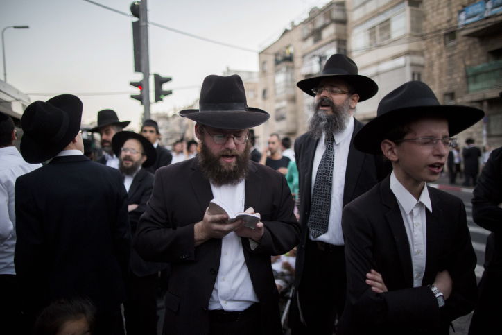 תיעוד: בלשים "חרדים" עוצרים מפגינים חרדים