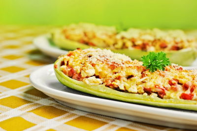 סירות קישואים קטנות עם ירקות מוקפצים