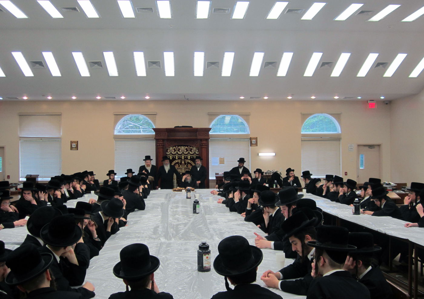 תיעוד: האדמו"ר מפאפא ביקר במחנה הנופש