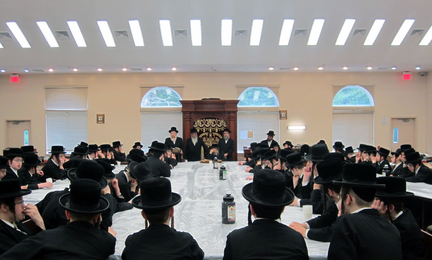 תיעוד: האדמו"ר מפאפא ביקר במחנה הנופש