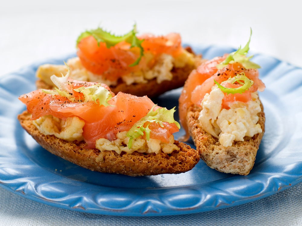 חביתה עם רצועות סלמון מעושן ופטריות