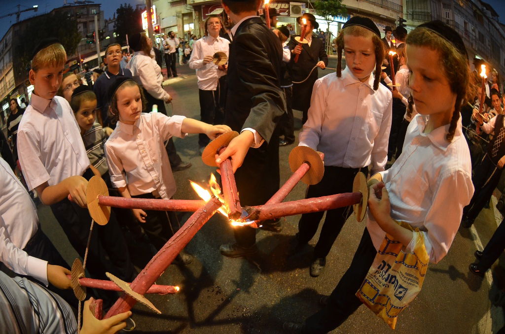 גלריה: הכנסת ספר תורה לביהמ"ד צאנז בבני ברק