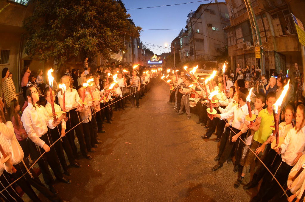 גלריה: הכנסת ספר תורה לביהמ"ד צאנז בבני ברק