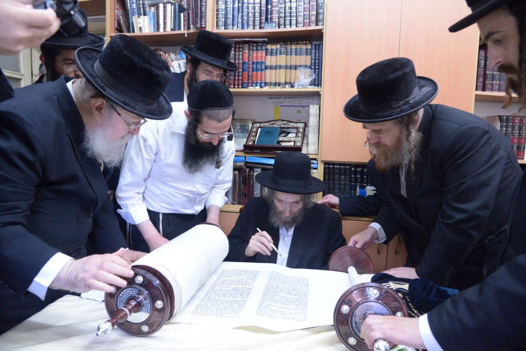 גלריה: הכנסת ספר תורה לביהמ"ד צאנז בבני ברק