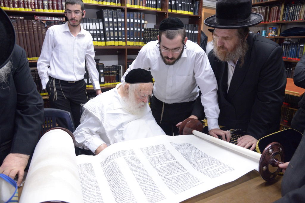 גלריה: הכנסת ספר תורה לביהמ"ד צאנז בבני ברק