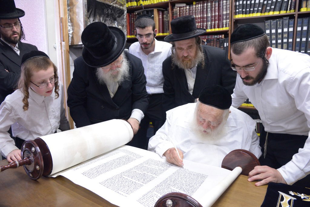 גלריה: הכנסת ספר תורה לביהמ"ד צאנז בבני ברק