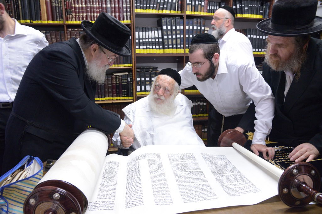 גלריה: הכנסת ספר תורה לביהמ"ד צאנז בבני ברק