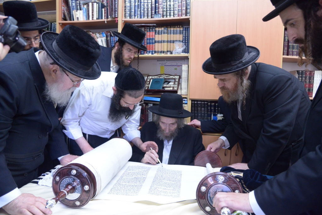 גלריה: הכנסת ספר תורה לביהמ"ד צאנז בבני ברק