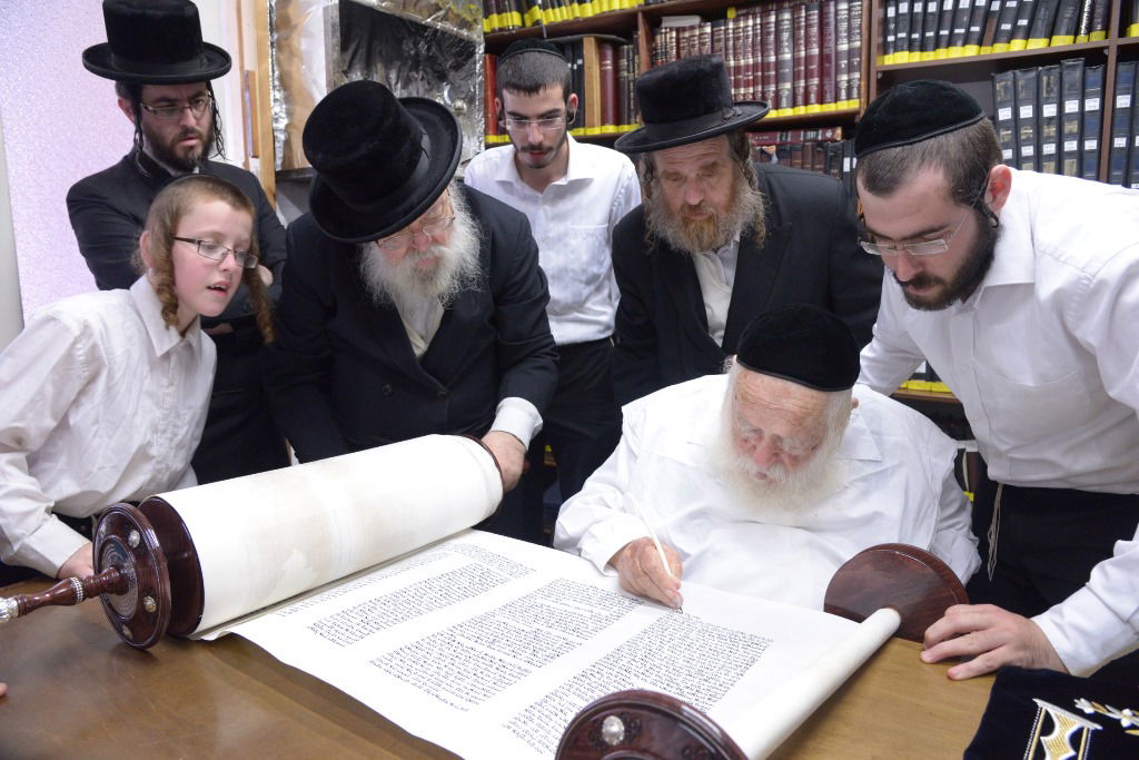 גלריה: הכנסת ספר תורה לביהמ"ד צאנז בבני ברק