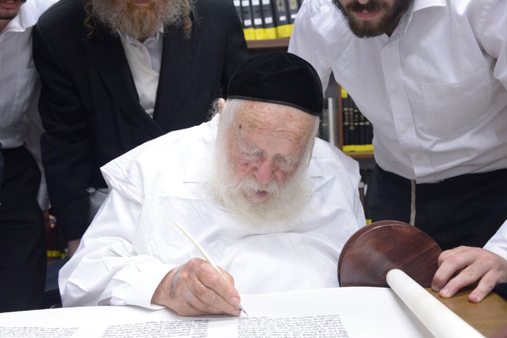 גלריה: הכנסת ספר תורה לביהמ"ד צאנז בבני ברק