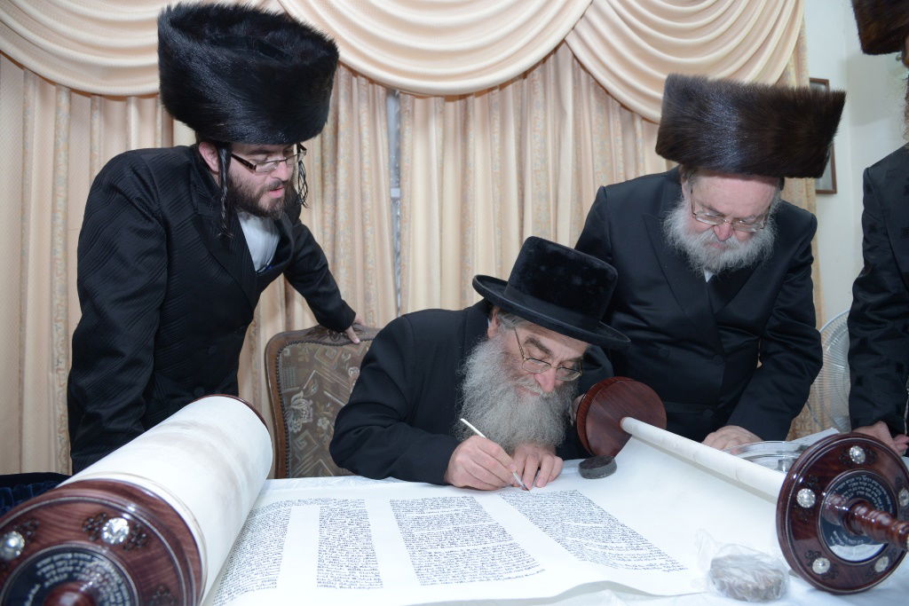 גלריה: הכנסת ספר תורה לביהמ"ד צאנז בבני ברק