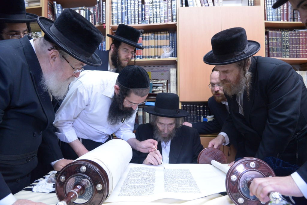 גלריה: הכנסת ספר תורה לביהמ"ד צאנז בבני ברק