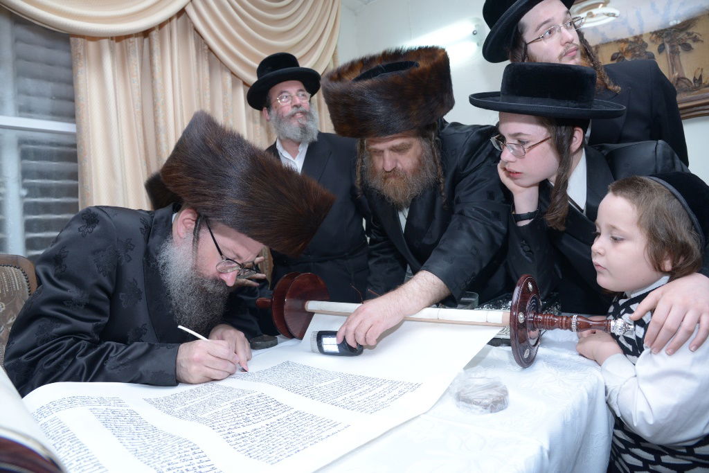 גלריה: הכנסת ספר תורה לביהמ"ד צאנז בבני ברק