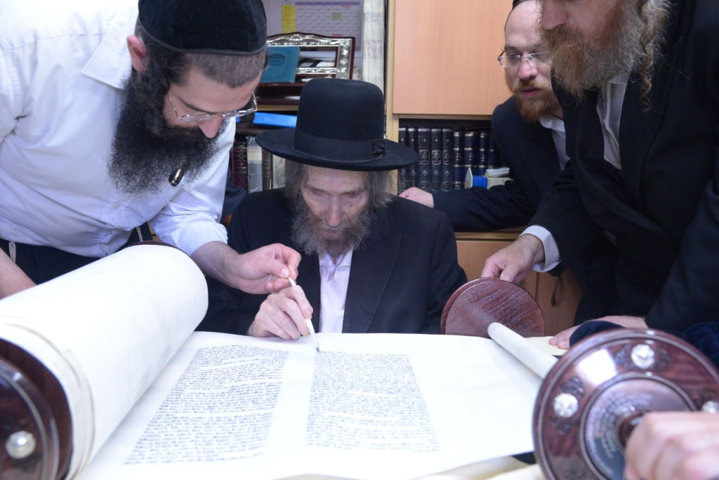 גלריה: הכנסת ספר תורה לביהמ"ד צאנז בבני ברק