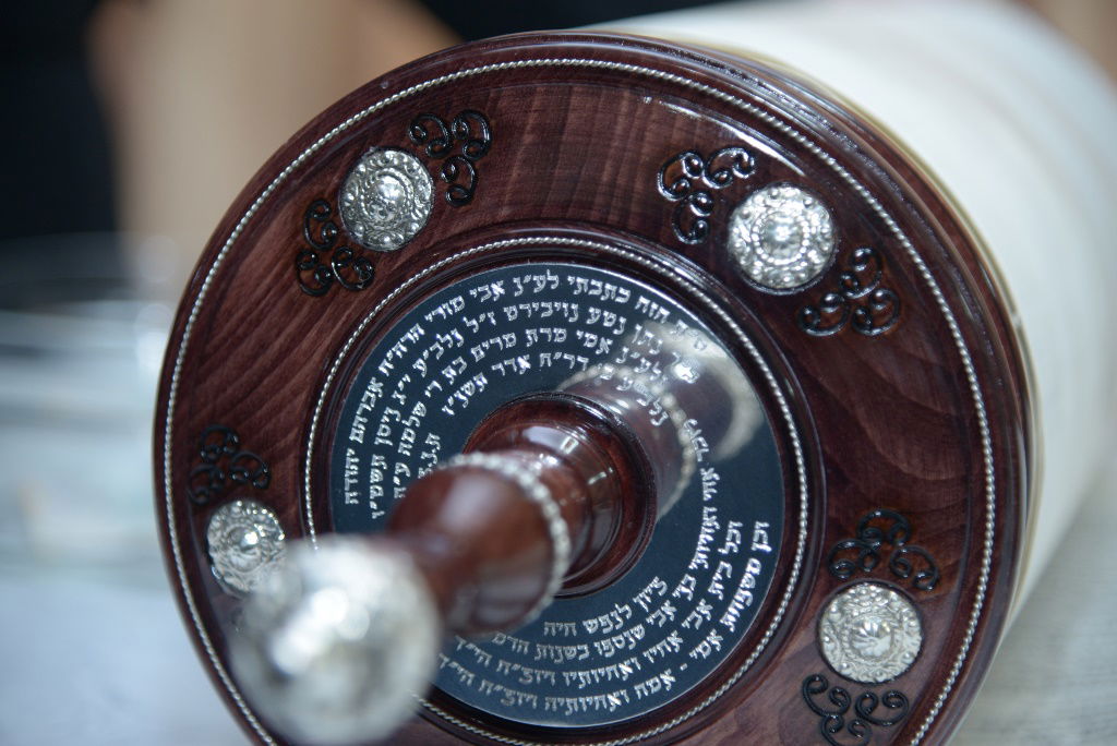 גלריה: הכנסת ספר תורה לביהמ"ד צאנז בבני ברק