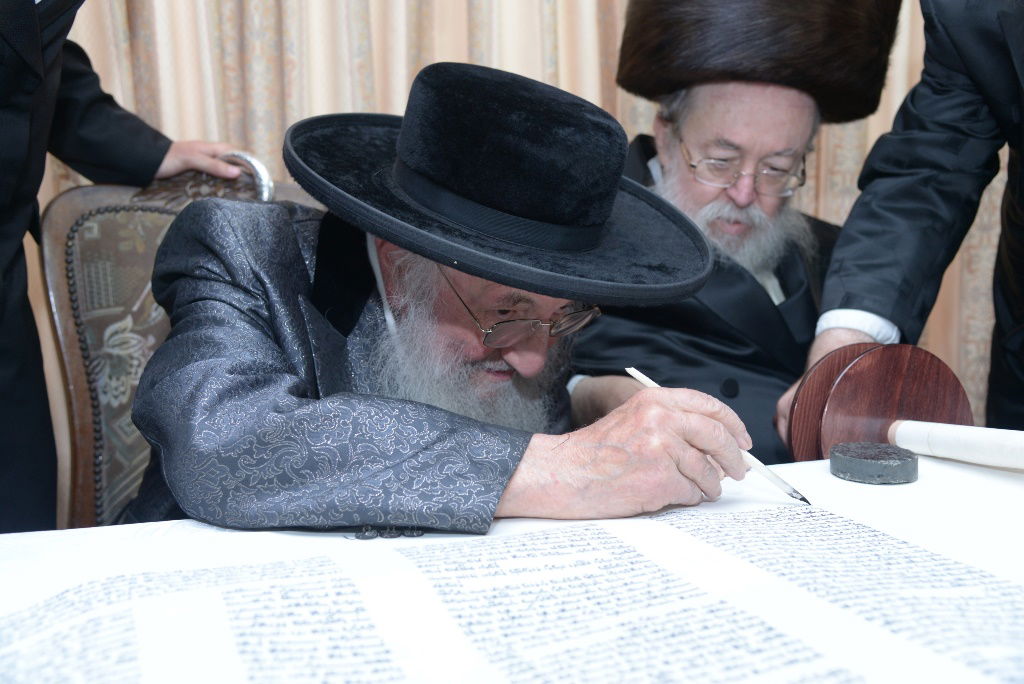 גלריה: הכנסת ספר תורה לביהמ"ד צאנז בבני ברק