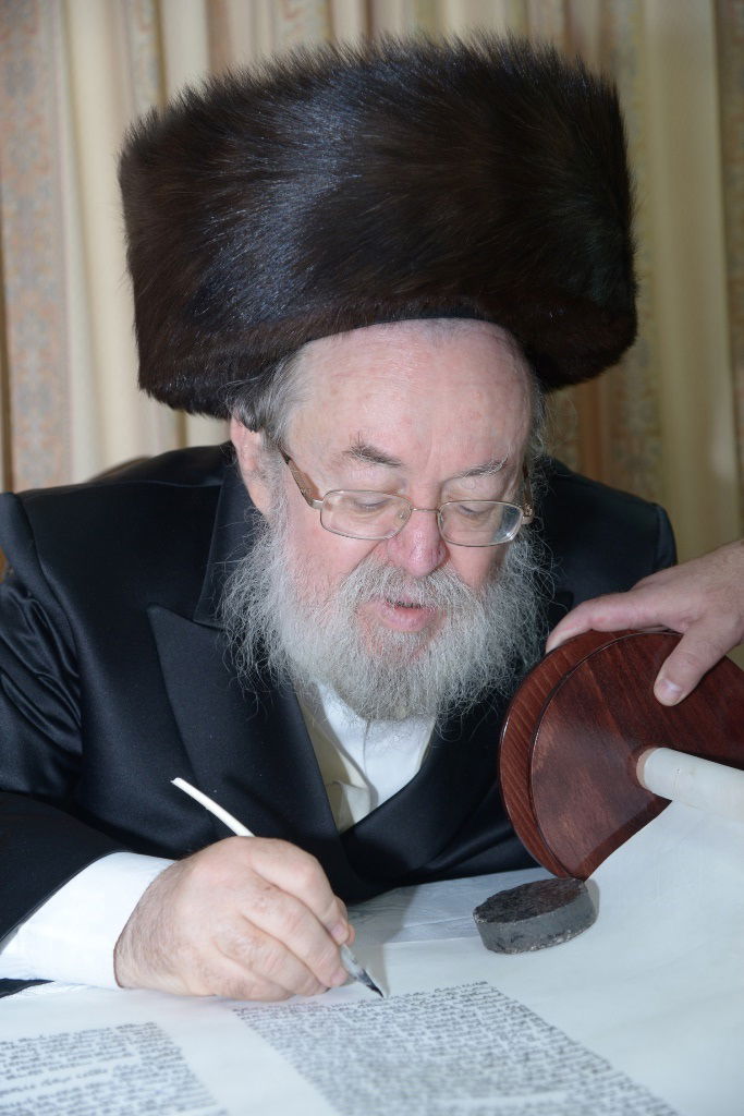 גלריה: הכנסת ספר תורה לביהמ"ד צאנז בבני ברק