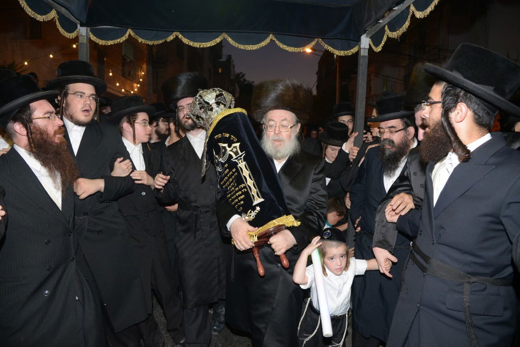 גלריה: הכנסת ספר תורה לביהמ"ד צאנז בבני ברק