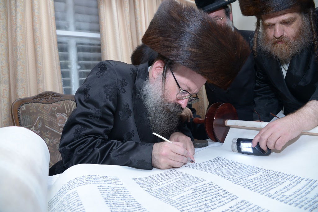 גלריה: הכנסת ספר תורה לביהמ"ד צאנז בבני ברק