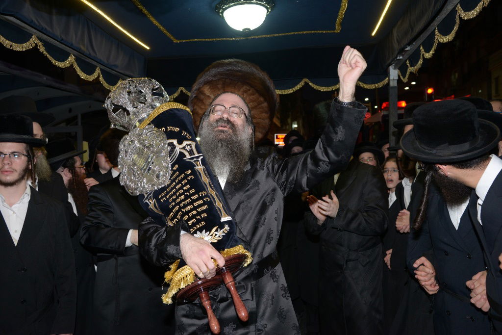 גלריה: הכנסת ספר תורה לביהמ"ד צאנז בבני ברק