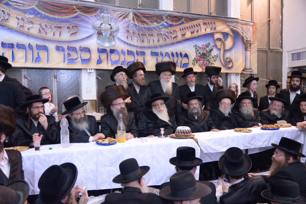 גלריה: הכנסת ספר תורה לביהמ"ד צאנז בבני ברק