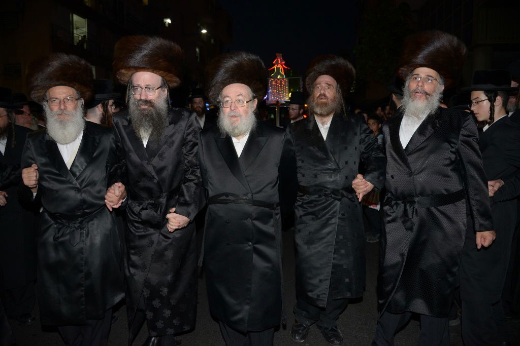 גלריה: הכנסת ספר תורה לביהמ"ד צאנז בבני ברק