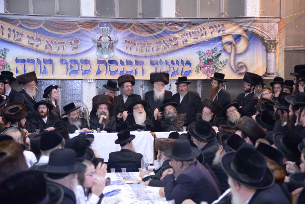 גלריה: הכנסת ספר תורה לביהמ"ד צאנז בבני ברק