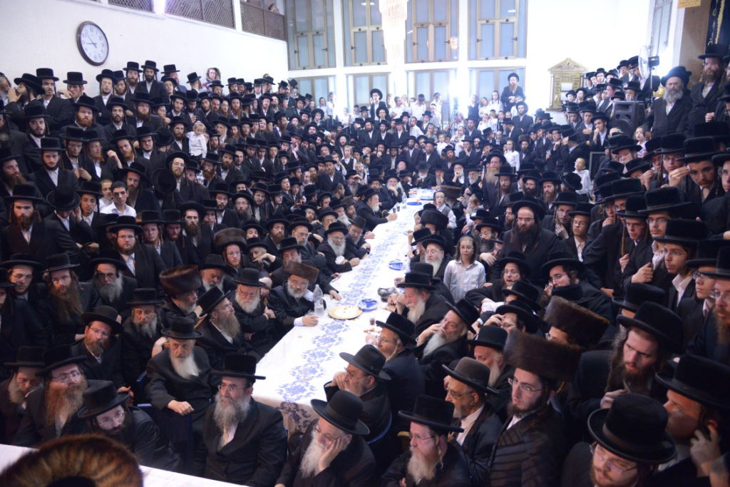 גלריה: הכנסת ספר תורה לביהמ"ד צאנז בבני ברק