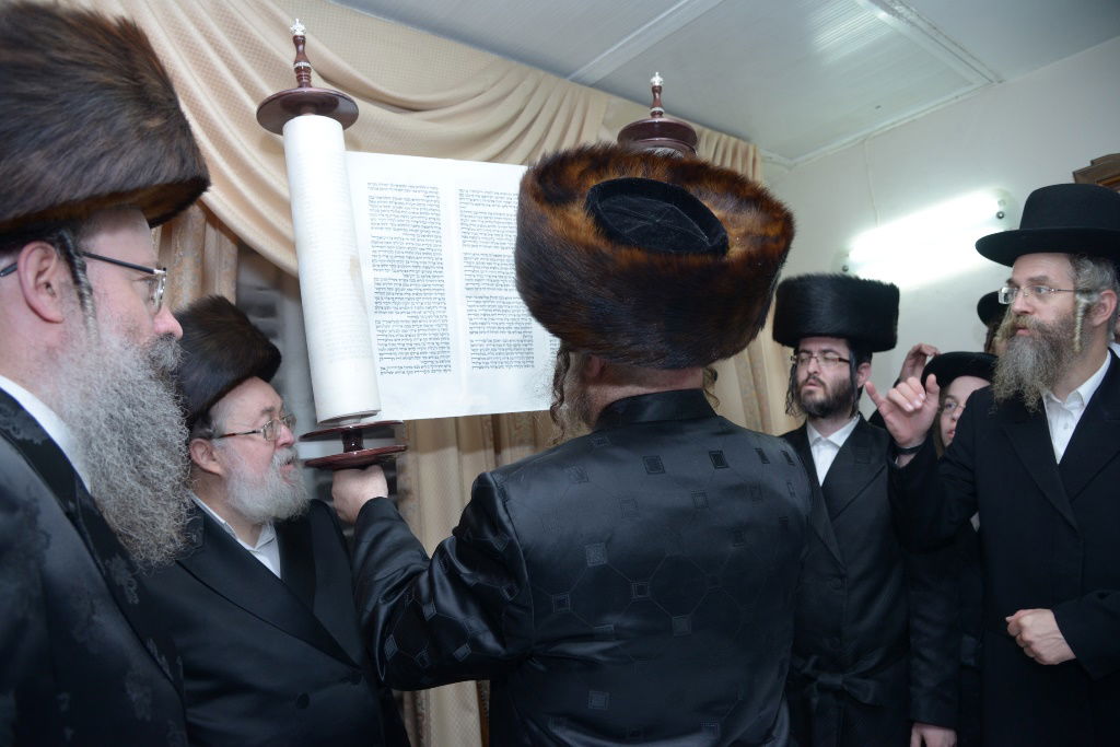 גלריה: הכנסת ספר תורה לביהמ"ד צאנז בבני ברק