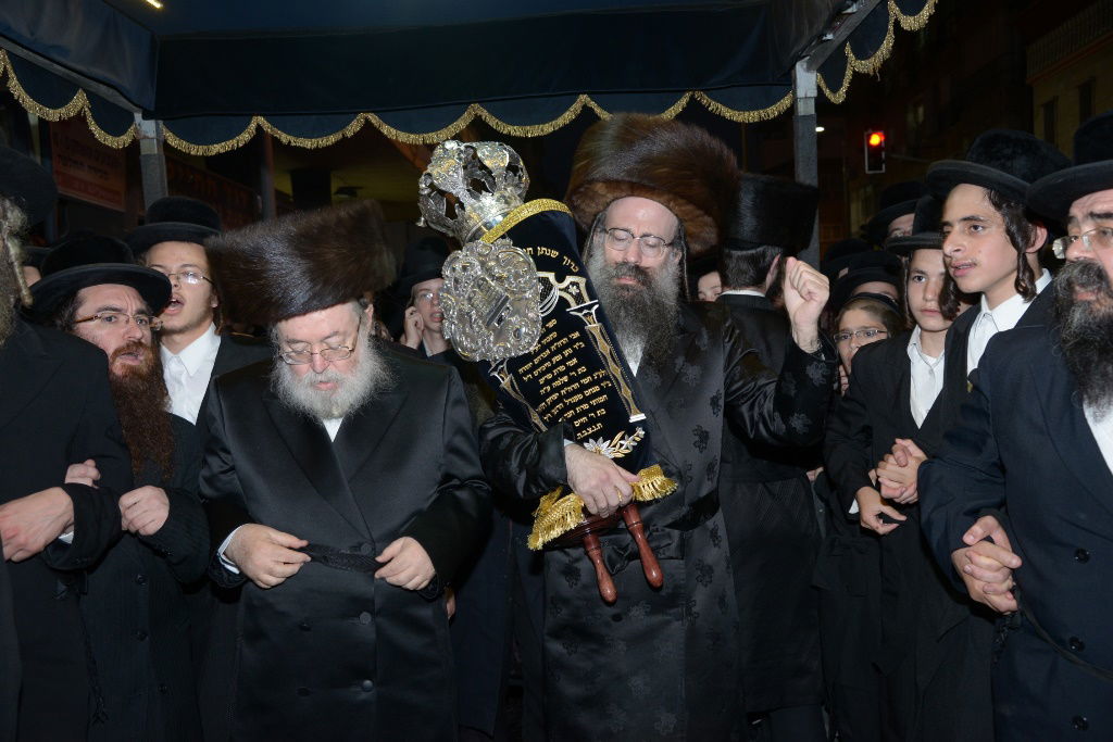 גלריה: הכנסת ספר תורה לביהמ"ד צאנז בבני ברק