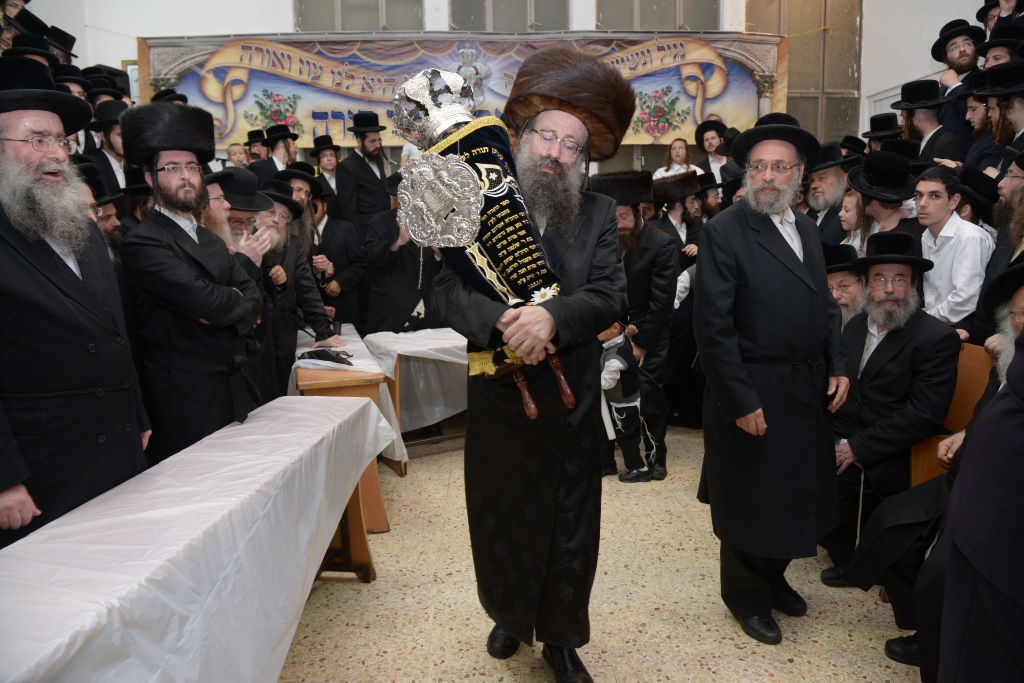 גלריה: הכנסת ספר תורה לביהמ"ד צאנז בבני ברק