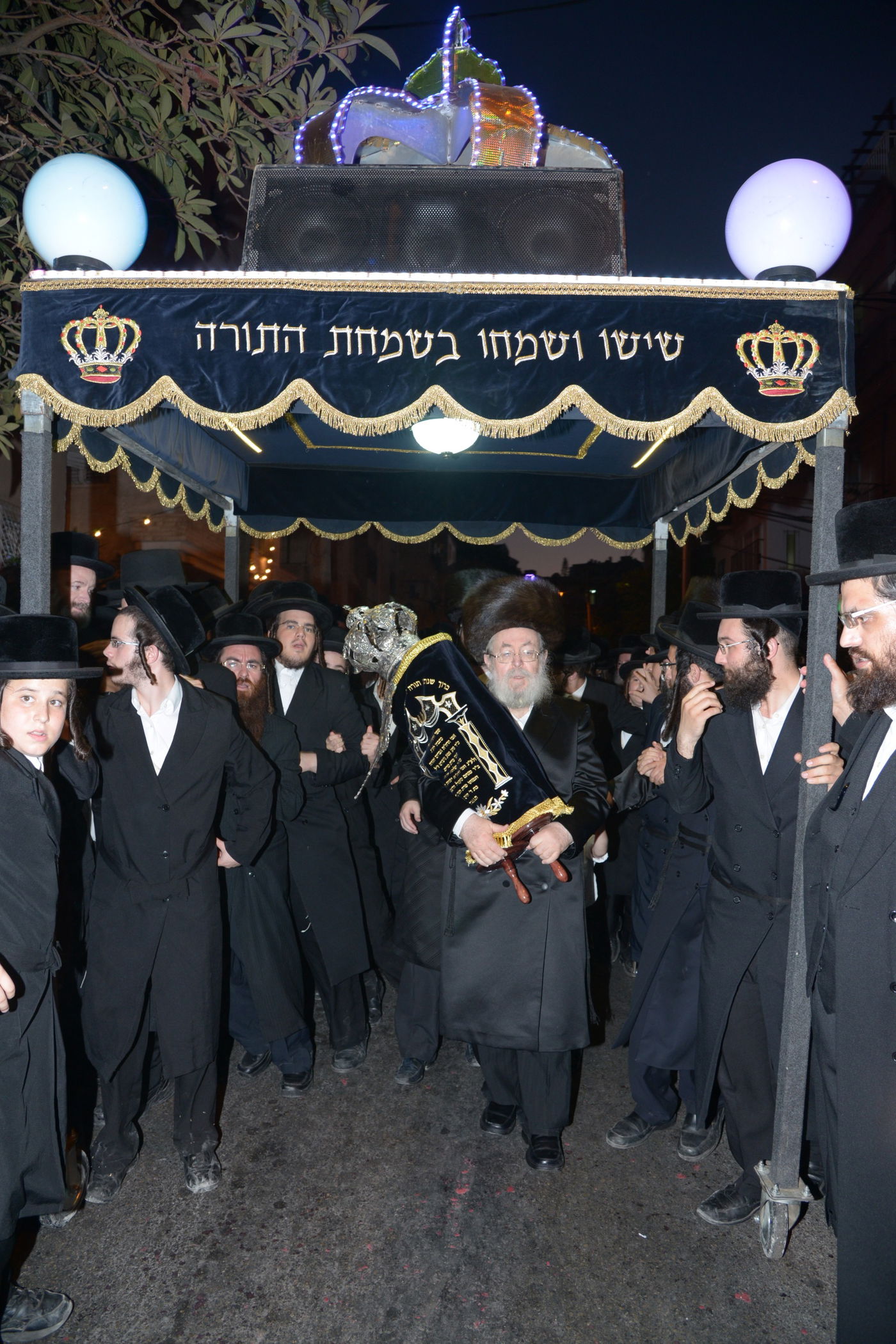 גלריה: הכנסת ספר תורה לביהמ"ד צאנז בבני ברק