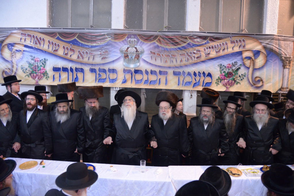 גלריה: הכנסת ספר תורה לביהמ"ד צאנז בבני ברק