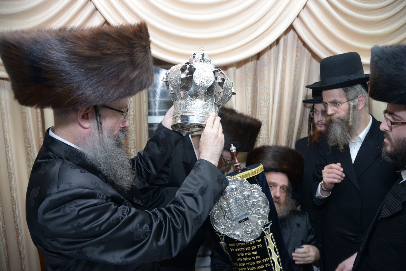 גלריה: הכנסת ספר תורה לביהמ"ד צאנז בבני ברק