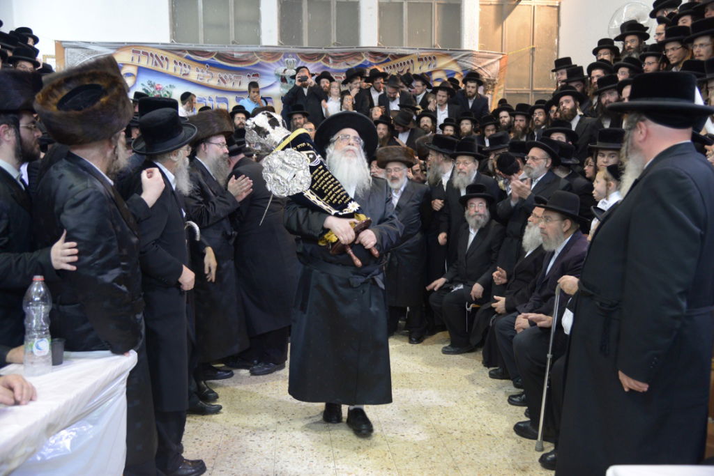 גלריה: הכנסת ספר תורה לביהמ"ד צאנז בבני ברק