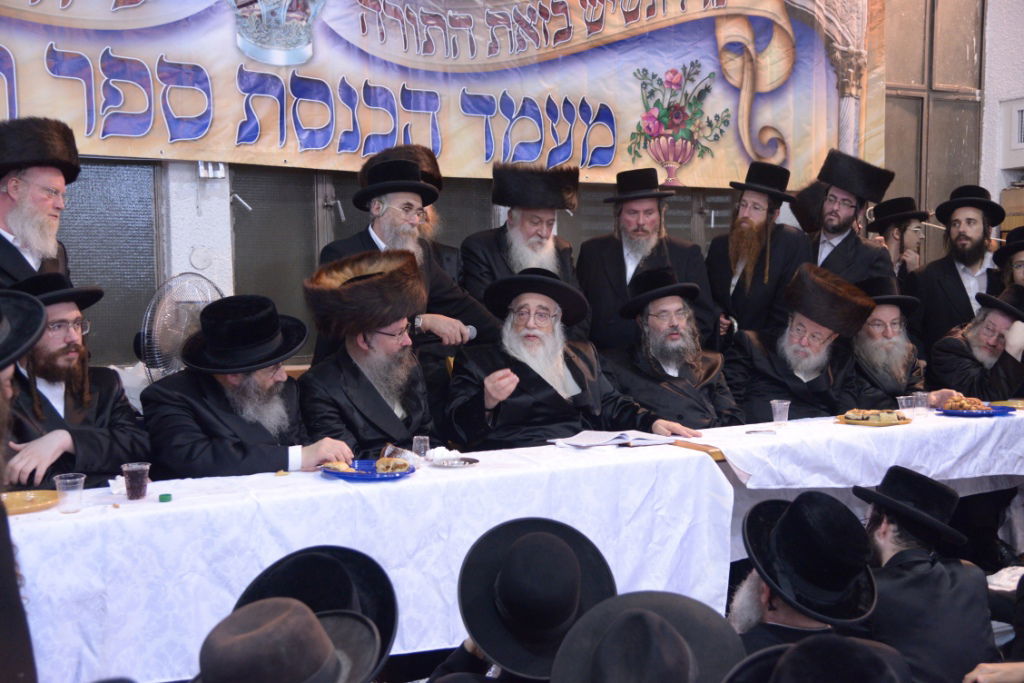 גלריה: הכנסת ספר תורה לביהמ"ד צאנז בבני ברק