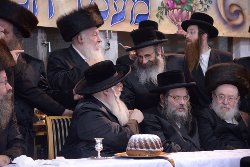 גלריה: הכנסת ספר תורה לביהמ"ד צאנז בבני ברק