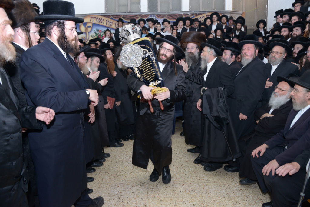 גלריה: הכנסת ספר תורה לביהמ"ד צאנז בבני ברק