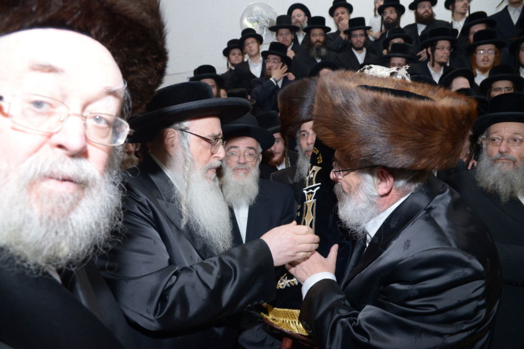 גלריה: הכנסת ספר תורה לביהמ"ד צאנז בבני ברק