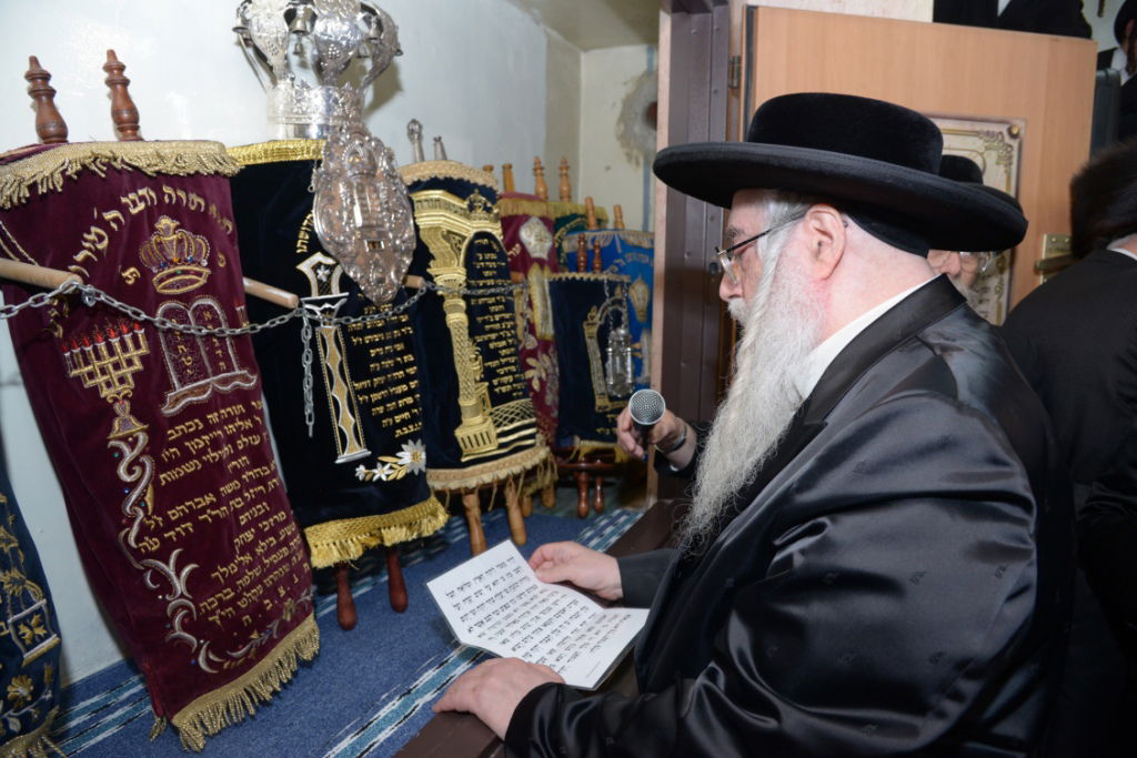 גלריה: הכנסת ספר תורה לביהמ"ד צאנז בבני ברק