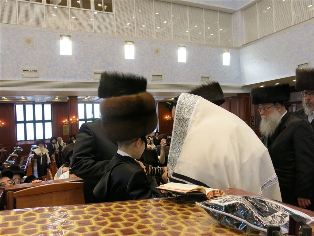 התרגשות בבעלזא: הרבי הניח תפילין לנכדו